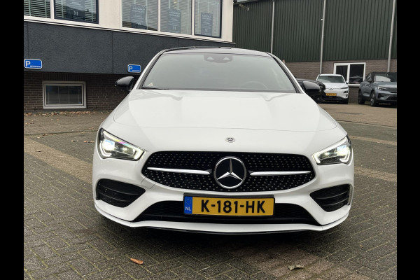 Mercedes-Benz CLA-Klasse 200 Business Solution AMG VAN: €34.900,- | VOOR: €31.877,- | UW E INDEJAARSVOORDEEL: €3.023,- l 1e eigenaar | NL Auto  Panoramadak | Sfeerverlichting | Elektrische stoelen met geheugen | Camera | Apple CarPlay | Rijklaar geleverd met 12 maanden BOVAG-garantie