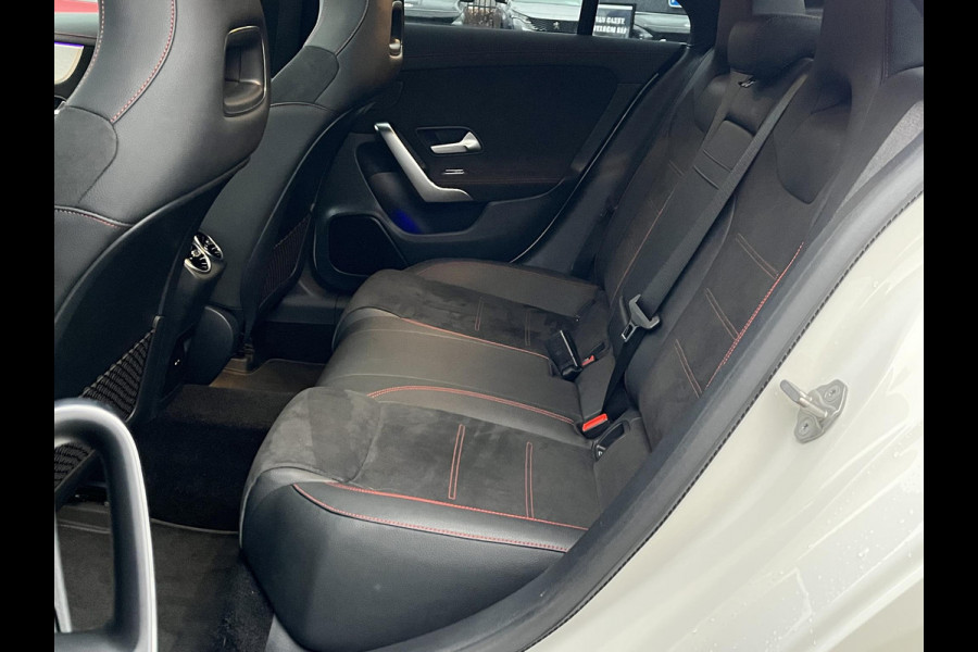Mercedes-Benz CLA-Klasse 200 Business Solution AMG VAN: €34.900,- | VOOR: €31.877,- | UW E INDEJAARSVOORDEEL: €3.023,- l 1e eigenaar | NL Auto  Panoramadak | Sfeerverlichting | Elektrische stoelen met geheugen | Camera | Apple CarPlay | Rijklaar geleverd met 12 maanden BOVAG-garantie