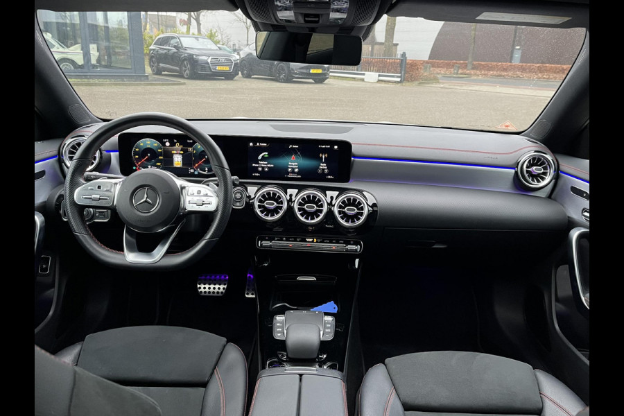 Mercedes-Benz CLA-Klasse 200 Business Solution AMG VAN: €34.900,- | VOOR: €31.877,- | UW E INDEJAARSVOORDEEL: €3.023,- l 1e eigenaar | NL Auto  Panoramadak | Sfeerverlichting | Elektrische stoelen met geheugen | Camera | Apple CarPlay | Rijklaar geleverd met 12 maanden BOVAG-garantie