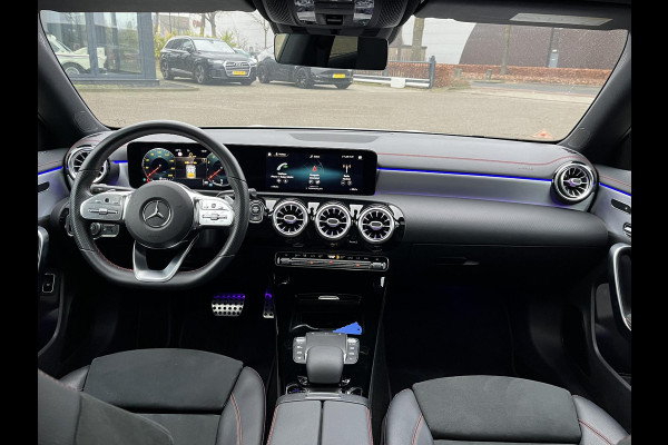 Mercedes-Benz CLA-Klasse 200 Business Solution AMG VAN: €34.900,- | VOOR: €31.877,- | UW E INDEJAARSVOORDEEL: €3.023,- l 1e eigenaar | NL Auto  Panoramadak | Sfeerverlichting | Elektrische stoelen met geheugen | Camera | Apple CarPlay | Rijklaar geleverd met 12 maanden BOVAG-garantie