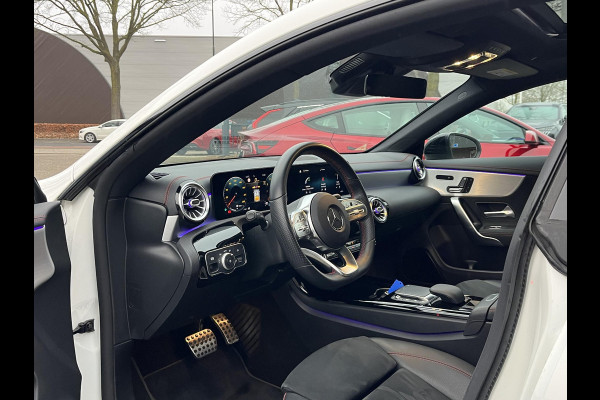 Mercedes-Benz CLA-Klasse 200 Business Solution AMG VAN: €34.900,- | VOOR: €31.877,- | UW E INDEJAARSVOORDEEL: €3.023,- l 1e eigenaar | NL Auto  Panoramadak | Sfeerverlichting | Elektrische stoelen met geheugen | Camera | Apple CarPlay | Rijklaar geleverd met 12 maanden BOVAG-garantie