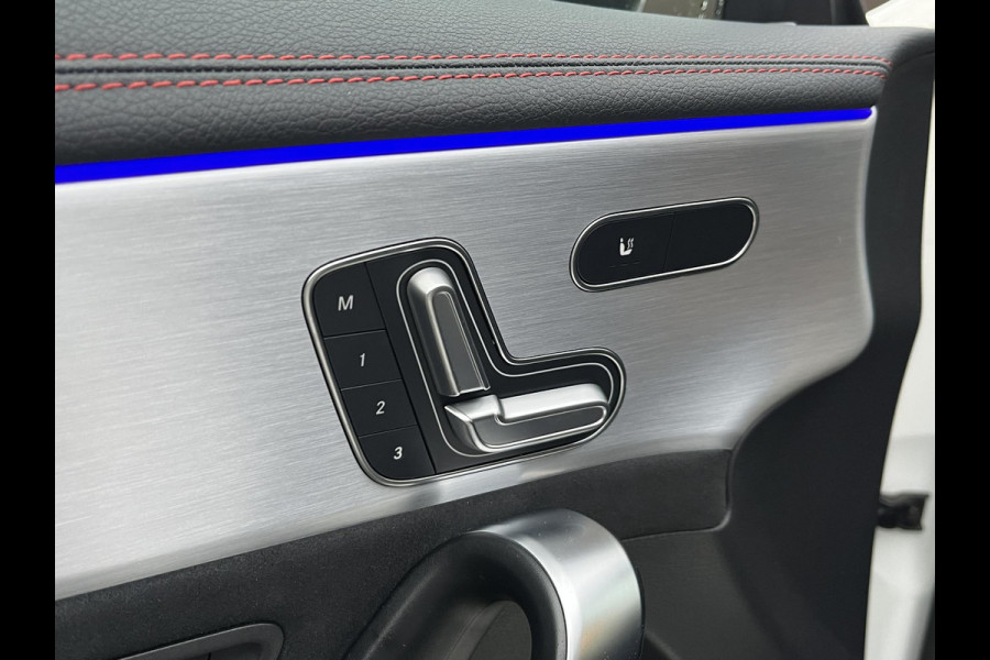 Mercedes-Benz CLA-Klasse 200 Business Solution AMG VAN: €34.900,- | VOOR: €31.877,- | UW E INDEJAARSVOORDEEL: €3.023,- l 1e eigenaar | NL Auto  Panoramadak | Sfeerverlichting | Elektrische stoelen met geheugen | Camera | Apple CarPlay | Rijklaar geleverd met 12 maanden BOVAG-garantie