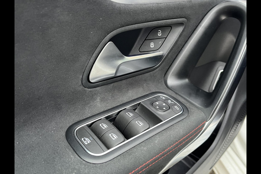 Mercedes-Benz CLA-Klasse 200 Business Solution AMG VAN: €34.900,- | VOOR: €31.877,- | UW E INDEJAARSVOORDEEL: €3.023,- l 1e eigenaar | NL Auto  Panoramadak | Sfeerverlichting | Elektrische stoelen met geheugen | Camera | Apple CarPlay | Rijklaar geleverd met 12 maanden BOVAG-garantie