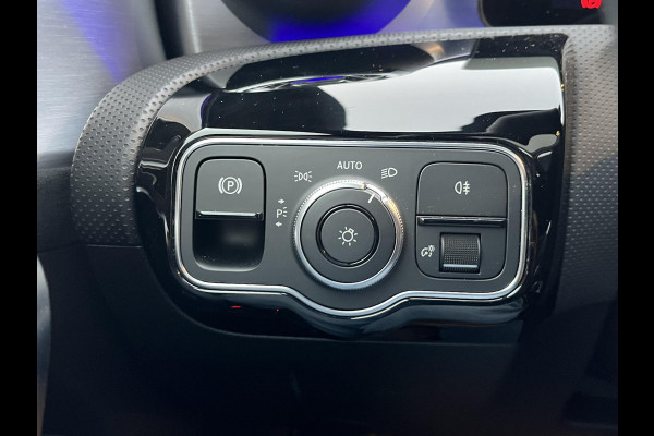 Mercedes-Benz CLA-Klasse 200 Business Solution AMG VAN: €34.900,- | VOOR: €31.877,- | UW E INDEJAARSVOORDEEL: €3.023,- l 1e eigenaar | NL Auto  Panoramadak | Sfeerverlichting | Elektrische stoelen met geheugen | Camera | Apple CarPlay | Rijklaar geleverd met 12 maanden BOVAG-garantie