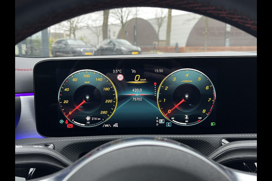 Mercedes-Benz CLA-Klasse 200 Business Solution AMG VAN: €34.900,- | VOOR: €31.877,- | UW E INDEJAARSVOORDEEL: €3.023,- l 1e eigenaar | NL Auto  Panoramadak | Sfeerverlichting | Elektrische stoelen met geheugen | Camera | Apple CarPlay | Rijklaar geleverd met 12 maanden BOVAG-garantie