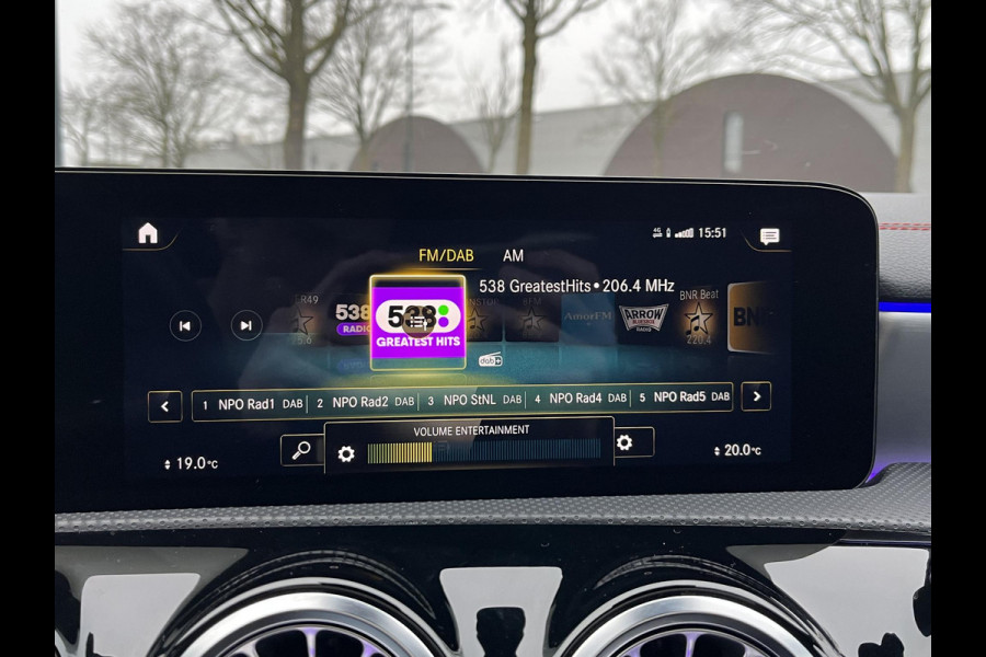 Mercedes-Benz CLA-Klasse 200 Business Solution AMG VAN: €34.900,- | VOOR: €31.877,- | UW E INDEJAARSVOORDEEL: €3.023,- l 1e eigenaar | NL Auto  Panoramadak | Sfeerverlichting | Elektrische stoelen met geheugen | Camera | Apple CarPlay | Rijklaar geleverd met 12 maanden BOVAG-garantie