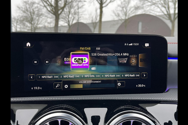 Mercedes-Benz CLA-Klasse 200 Business Solution AMG VAN: €34.900,- | VOOR: €31.877,- | UW E INDEJAARSVOORDEEL: €3.023,- l 1e eigenaar | NL Auto  Panoramadak | Sfeerverlichting | Elektrische stoelen met geheugen | Camera | Apple CarPlay | Rijklaar geleverd met 12 maanden BOVAG-garantie