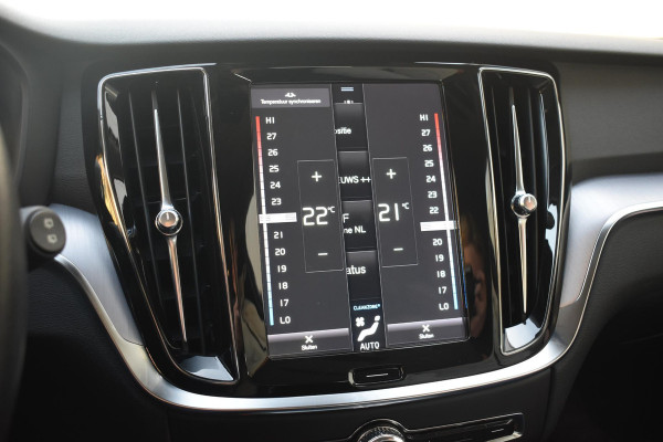 Volvo V60 T5 250PK Momentum / Navigatie / Achteruitrijcamera / Climate Control / Trekhaak, Parkeersensoren / 18'' LM Velgen /