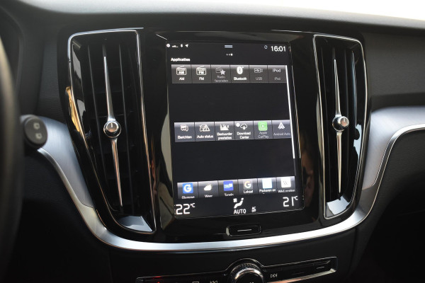 Volvo V60 T5 250PK Momentum / Navigatie / Achteruitrijcamera / Climate Control / Trekhaak, Parkeersensoren / 18'' LM Velgen /