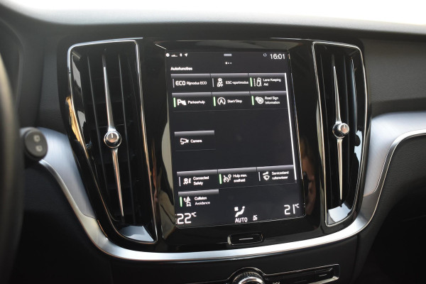 Volvo V60 T5 250PK Momentum / Navigatie / Achteruitrijcamera / Climate Control / Trekhaak, Parkeersensoren / 18'' LM Velgen /