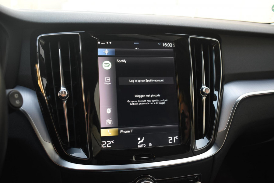 Volvo V60 T5 250PK Momentum / Navigatie / Achteruitrijcamera / Climate Control / Trekhaak, Parkeersensoren / 18'' LM Velgen /