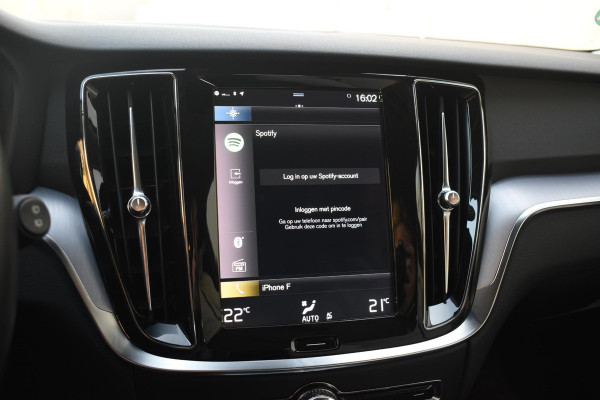 Volvo V60 T5 250PK Momentum / Navigatie / Achteruitrijcamera / Climate Control / Trekhaak, Parkeersensoren / 18'' LM Velgen /