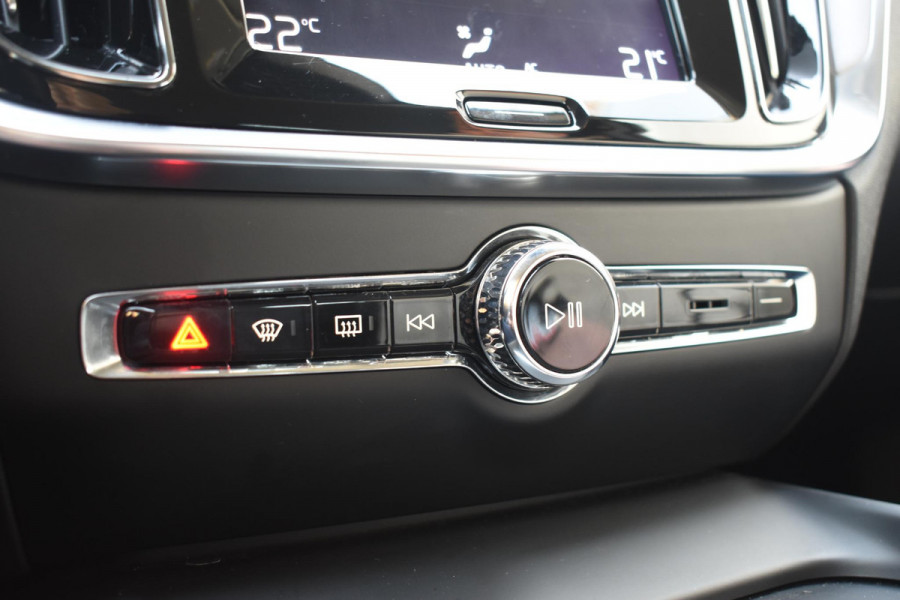 Volvo V60 T5 250PK Momentum / Navigatie / Achteruitrijcamera / Climate Control / Trekhaak, Parkeersensoren / 18'' LM Velgen /