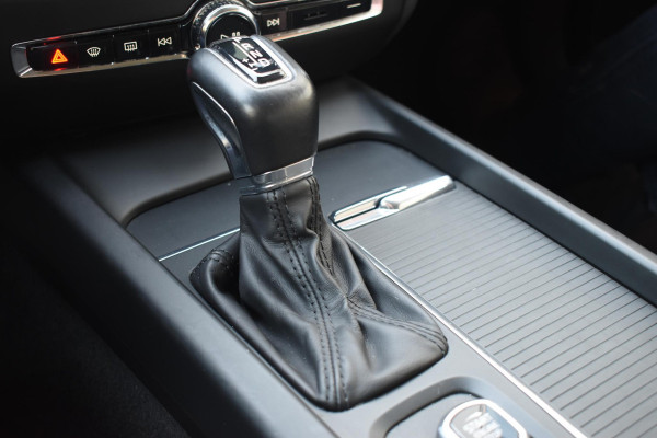 Volvo V60 T5 250PK Momentum / Navigatie / Achteruitrijcamera / Climate Control / Trekhaak, Parkeersensoren / 18'' LM Velgen /