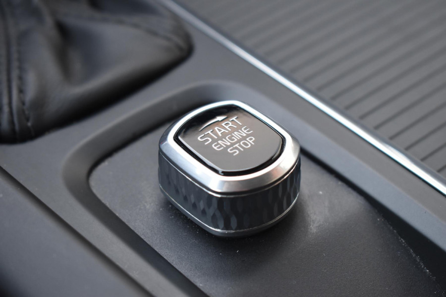 Volvo V60 T5 250PK Momentum / Navigatie / Achteruitrijcamera / Climate Control / Trekhaak, Parkeersensoren / 18'' LM Velgen /