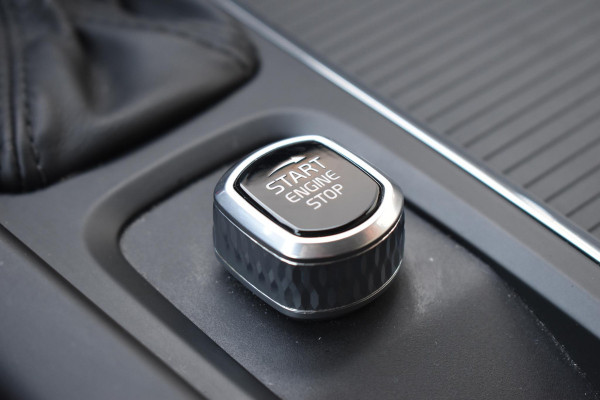 Volvo V60 T5 250PK Momentum / Navigatie / Achteruitrijcamera / Climate Control / Trekhaak, Parkeersensoren / 18'' LM Velgen /