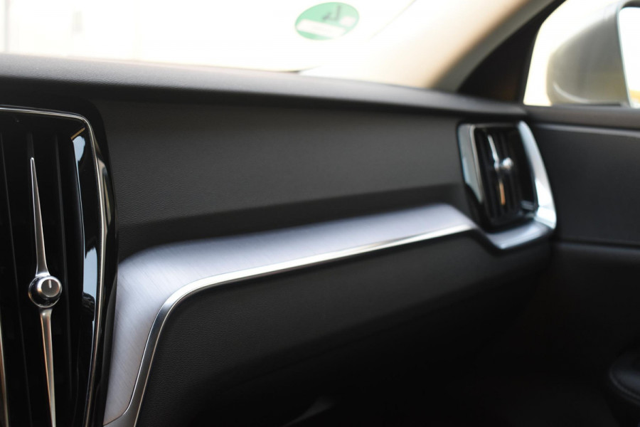 Volvo V60 T5 250PK Momentum / Navigatie / Achteruitrijcamera / Climate Control / Trekhaak, Parkeersensoren / 18'' LM Velgen /