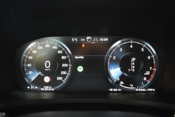 Volvo V60 T5 250PK Momentum / Navigatie / Achteruitrijcamera / Climate Control / Trekhaak, Parkeersensoren / 18'' LM Velgen /