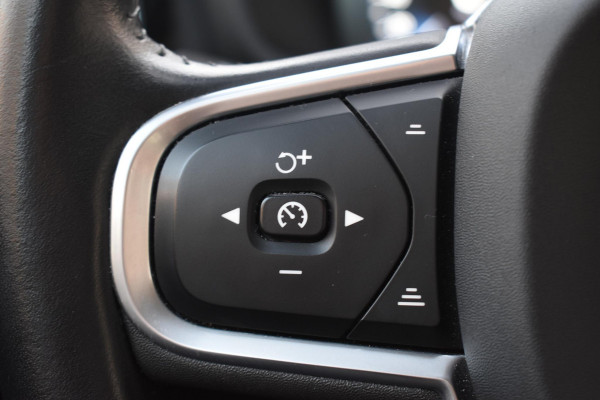 Volvo V60 T5 250PK Momentum / Navigatie / Achteruitrijcamera / Climate Control / Trekhaak, Parkeersensoren / 18'' LM Velgen /