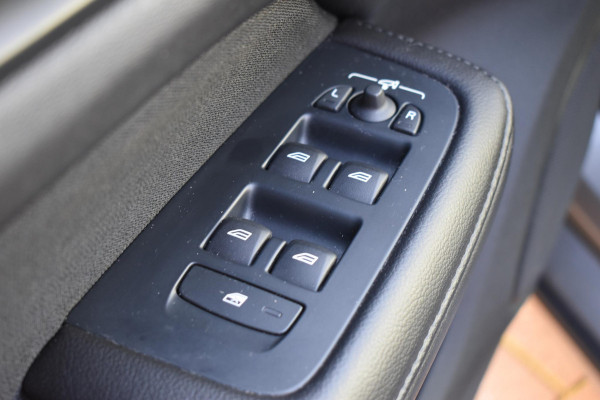 Volvo V60 T5 250PK Momentum / Navigatie / Achteruitrijcamera / Climate Control / Trekhaak, Parkeersensoren / 18'' LM Velgen /