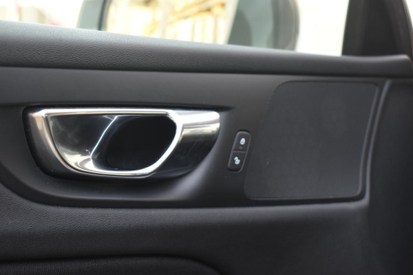 Volvo V60 T5 250PK Momentum / Navigatie / Achteruitrijcamera / Climate Control / Trekhaak, Parkeersensoren / 18'' LM Velgen /