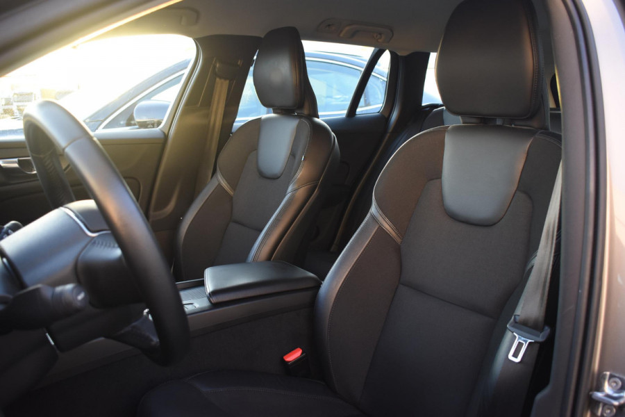 Volvo V60 T5 250PK Momentum / Navigatie / Achteruitrijcamera / Climate Control / Trekhaak, Parkeersensoren / 18'' LM Velgen /