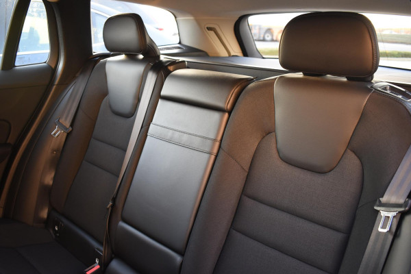 Volvo V60 T5 250PK Momentum / Navigatie / Achteruitrijcamera / Climate Control / Trekhaak, Parkeersensoren / 18'' LM Velgen /