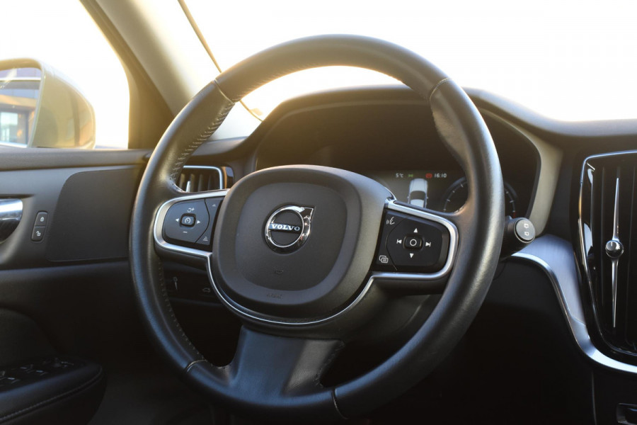 Volvo V60 T5 250PK Momentum / Navigatie / Achteruitrijcamera / Climate Control / Trekhaak, Parkeersensoren / 18'' LM Velgen /