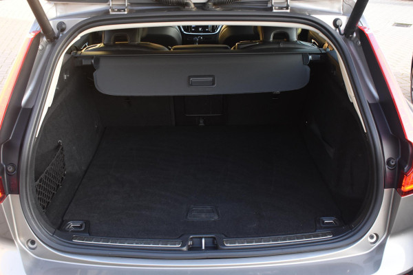 Volvo V60 T5 250PK Momentum / Navigatie / Achteruitrijcamera / Climate Control / Trekhaak, Parkeersensoren / 18'' LM Velgen /