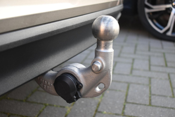 Volvo V60 T5 250PK Momentum / Navigatie / Achteruitrijcamera / Climate Control / Trekhaak, Parkeersensoren / 18'' LM Velgen /