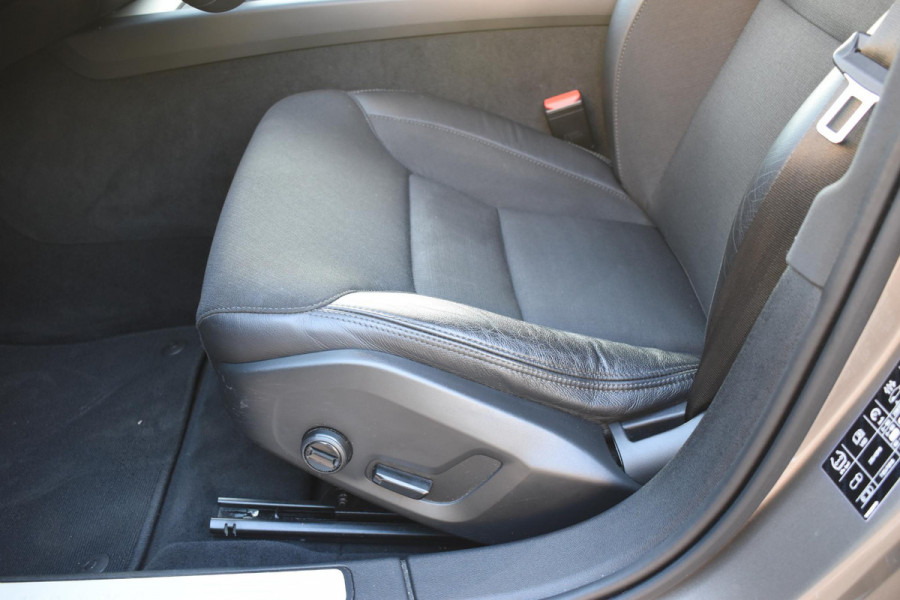 Volvo V60 T5 250PK Momentum / Navigatie / Achteruitrijcamera / Climate Control / Trekhaak, Parkeersensoren / 18'' LM Velgen /