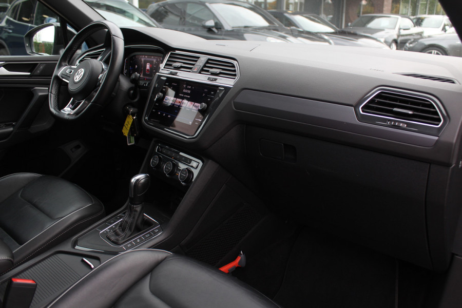 Volkswagen Tiguan 1.5 TSI ACT Highline Business 3x R-Line / Panoramadak / Camera / Leder / 20'' / Blackpack / CarPlay / DAB / Stoelverwarming / Virtual Cockpit / ACC