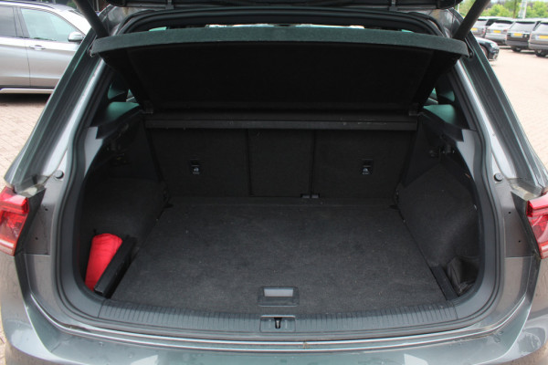Volkswagen Tiguan 1.5 TSI ACT Highline Business 3x R-Line / Panoramadak / Camera / Leder / 20'' / Blackpack / CarPlay / DAB / Stoelverwarming / Virtual Cockpit / ACC