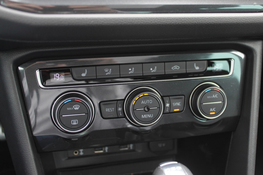 Volkswagen Tiguan 1.5 TSI ACT Highline Business 3x R-Line / Panoramadak / Camera / Leder / 20'' / Blackpack / CarPlay / DAB / Stoelverwarming / Virtual Cockpit / ACC