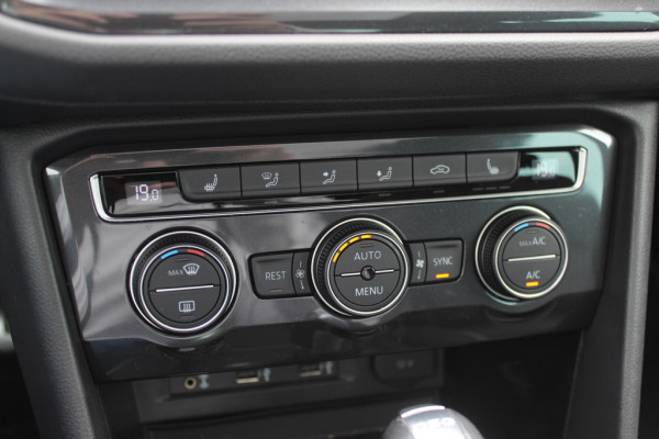 Volkswagen Tiguan 1.5 TSI ACT Highline Business 3x R-Line / Panoramadak / Camera / Leder / 20'' / Blackpack / CarPlay / DAB / Stoelverwarming / Virtual Cockpit / ACC