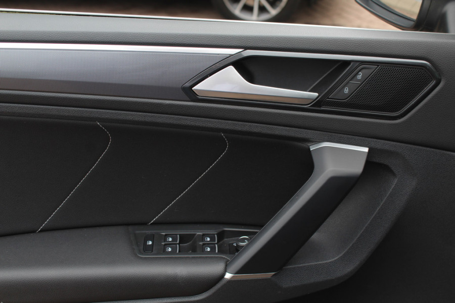 Volkswagen Tiguan 1.5 TSI ACT Highline Business 3x R-Line / Panoramadak / Camera / Leder / 20'' / Blackpack / CarPlay / DAB / Stoelverwarming / Virtual Cockpit / ACC