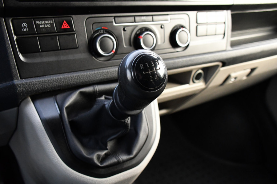 Volkswagen Transporter 2.0 TDI L2H1 DC Edition Cruise, Sensoren, Trekhaak, Airco, 85pk, Radio, Direct leverbaar!