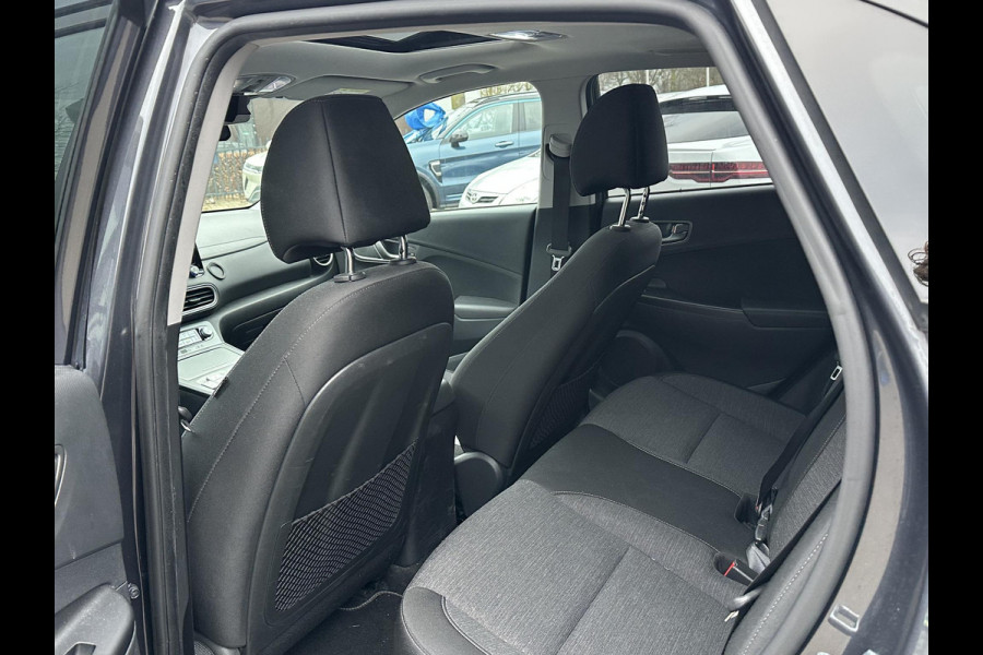 Hyundai Kona EV Fashion 64 kWh VAN: 19.900,- VOOR: 17.877,- UW EINDEJAARSVOORDEEL: 2.023,- | DEALER ONDERHOUDEN | ZEER NETTE AUTO.