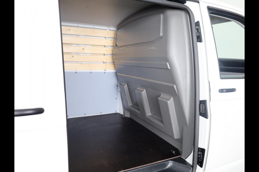 Volkswagen Transporter 2.0 TDI L2H3 28 110 pk | Verlengde garantie | Navigatie via App | Trekhaak | Parkeersensoren achter | Cruise control |