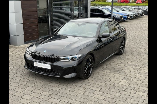 BMW 3-serie 320d xDrive M-SPORT ** ADAP. LED, NAVI+, HuD, ACC, M-REM, 19-inch LMV, H&K ** 1e EIG - UNFALLFREI - BMW GAR ** ** INFORMEER OOK NAAR ONZE AANTREKKELIJKE FINANCIAL-LEASE TARIEVEN **