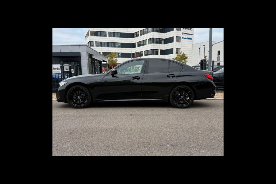 BMW 3-serie 320d xDrive M-SPORT ** ADAP. LED, NAVI+, HuD, ACC, M-REM, 19-inch LMV, H&K ** 1e EIG - UNFALLFREI - BMW GAR ** ** INFORMEER OOK NAAR ONZE AANTREKKELIJKE FINANCIAL-LEASE TARIEVEN **