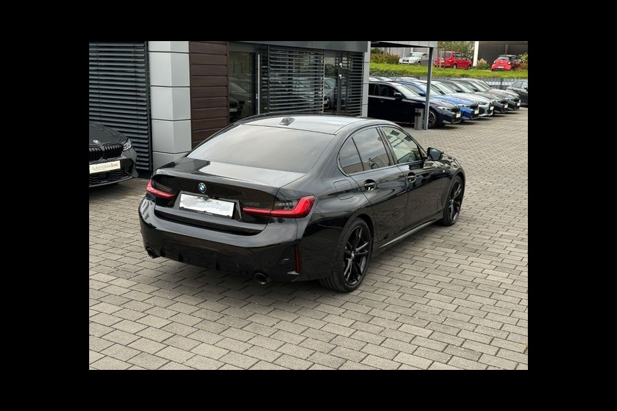 BMW 3-serie 320d xDrive M-SPORT ** ADAP. LED, NAVI+, HuD, ACC, M-REM, 19-inch LMV, H&K ** 1e EIG - UNFALLFREI - BMW GAR ** ** INFORMEER OOK NAAR ONZE AANTREKKELIJKE FINANCIAL-LEASE TARIEVEN **