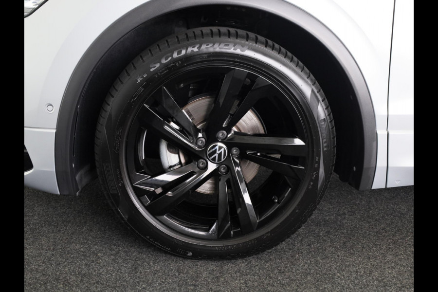 Volkswagen Tiguan 1.5 TSI R-Line Business 150 PK DSG | Navigatie | Panorama dak | Assistentie pakket | Black style | Winter pakket |
