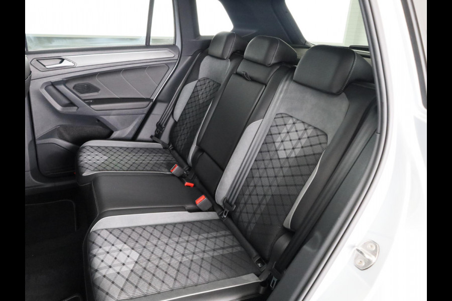 Volkswagen Tiguan 1.5 TSI R-Line Business 150 PK DSG | Navigatie | Panorama dak | Assistentie pakket | Black style | Winter pakket |