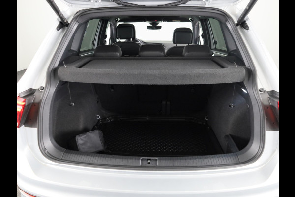 Volkswagen Tiguan 1.5 TSI R-Line Business 150 PK DSG | Navigatie | Panorama dak | Assistentie pakket | Black style | Winter pakket |