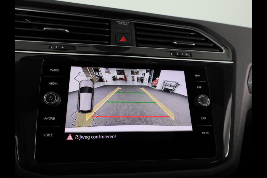 Volkswagen Tiguan 1.5 TSI R-Line Business 150 PK DSG | Navigatie | Panorama dak | Assistentie pakket | Black style | Winter pakket |