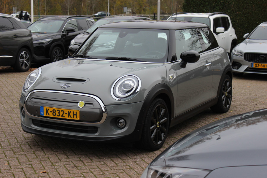 MINI Mini Electric Charged 33 kWh / SOH 95.1% / Camera / Head-up / Leder / Harman Kardon / Keyless / 17'' / CarPlay / Stoelverwarming / Matrix LED / DAB / Cruise Control