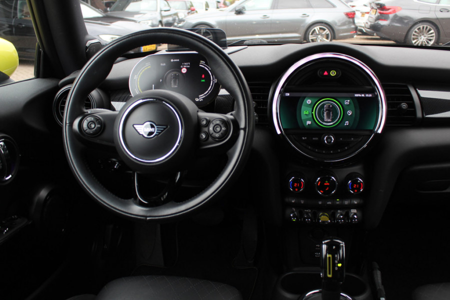 MINI Mini Electric Charged 33 kWh / SOH 95.1% / Camera / Head-up / Leder / Harman Kardon / Keyless / 17'' / CarPlay / Stoelverwarming / Matrix LED / DAB / Cruise Control