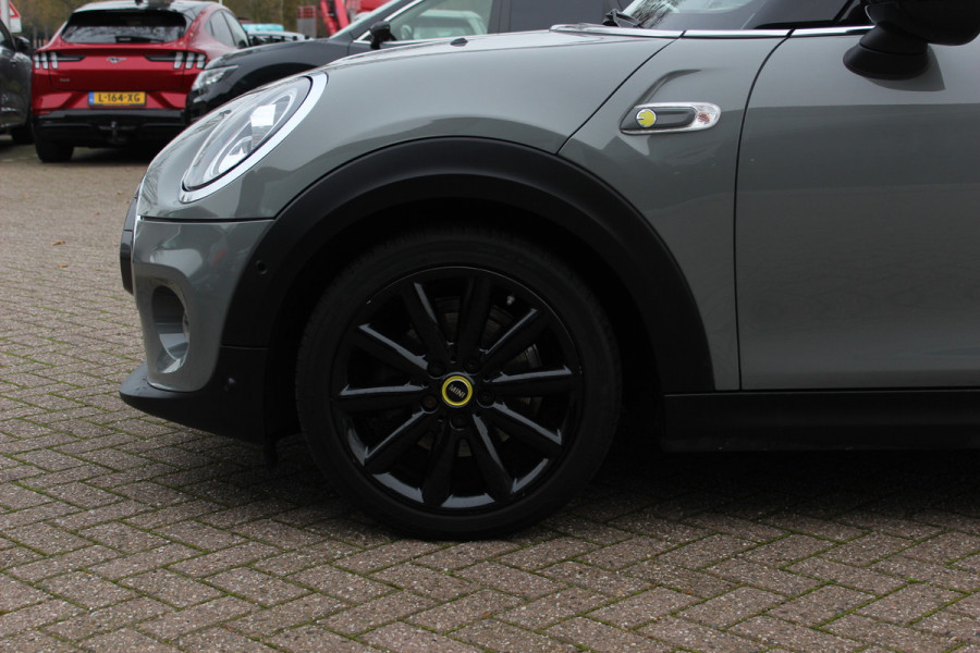 MINI Mini Electric Charged 33 kWh / SOH 95.1% / Camera / Head-up / Leder / Harman Kardon / Keyless / 17'' / CarPlay / Stoelverwarming / Matrix LED / DAB / Cruise Control