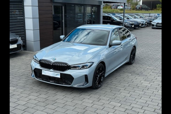 BMW 3-serie 320d xDrive M-SPORT ** ADAPT. LED, NAVI+, MEMORY, HuD, ACC, 19-inch LMV, BROOKLYN GRAU ** 1e EIG - UNFALLFREI - BMW GAR ** ** INFORMEER OOK NAAR ONZE AANTREKKELIJKE FINANCIAL-LEASE TARIEVEN **